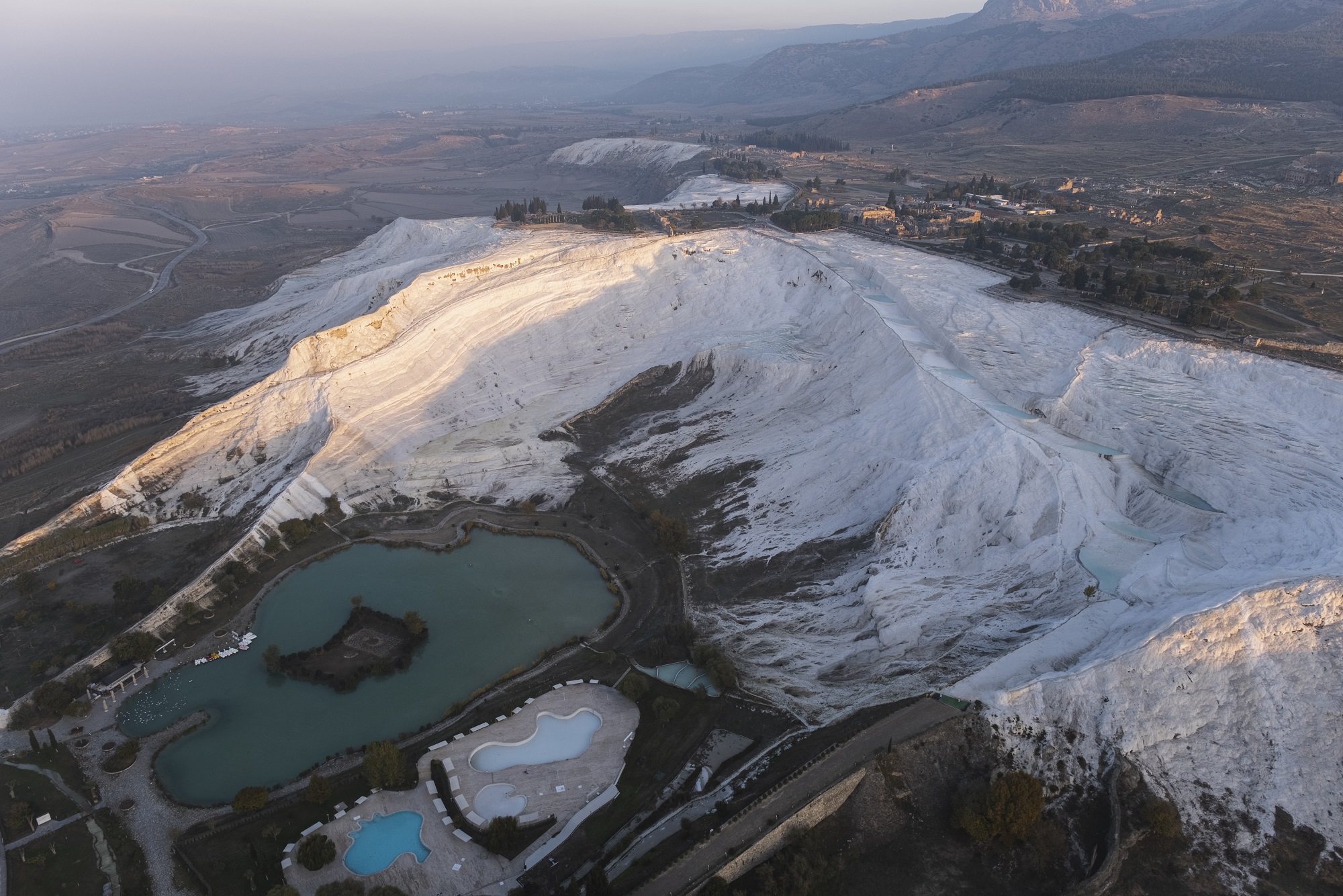 Hierapolis Antik Kenti Ve Pamukkale Travertenleri